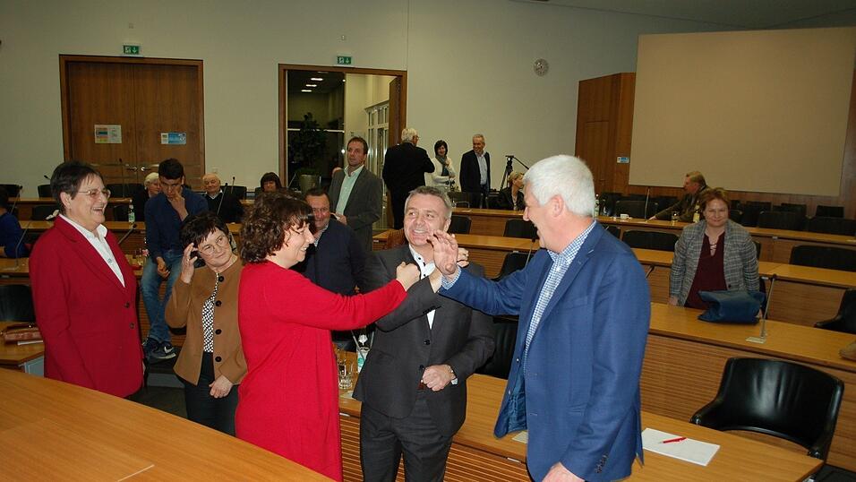 Landrat Peter Dreier feiert seine Wiederwahl.