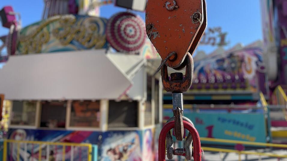 Acht Tage vor Beginn des Gäubodenvolksfestes laufen die Aufbauarbeiten am Festplatz Am Hagen auf Hochtouren. Acht Tage vor Beginn des Gäubodenvolksfestes laufen die Aufbauarbeiten am Festplatz Am Hagen auf Hochtouren.
