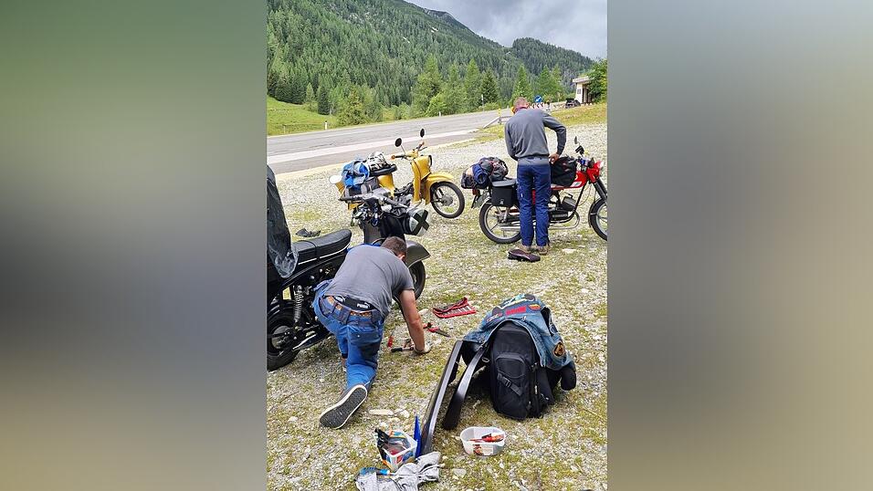 Der tägliche Technikcheck an den Fahrzeugen ist wichtig, um eine reibungslose Reise zu gewährleisten. Der tägliche Technikcheck an den Fahrzeugen ist wichtig, um eine reibungslose Reise zu gewährleisten.