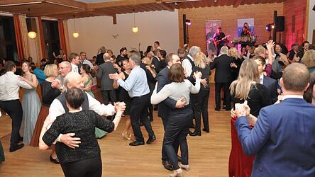 Die Tanzfl&auml;che war den ganzen Abend immer gut gef&uuml;llt zur Musik des 'Duo for you'.