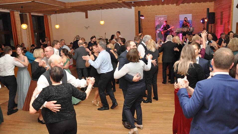 Die Tanzfl&auml;che war den ganzen Abend immer gut gef&uuml;llt zur Musik des 'Duo for you'.