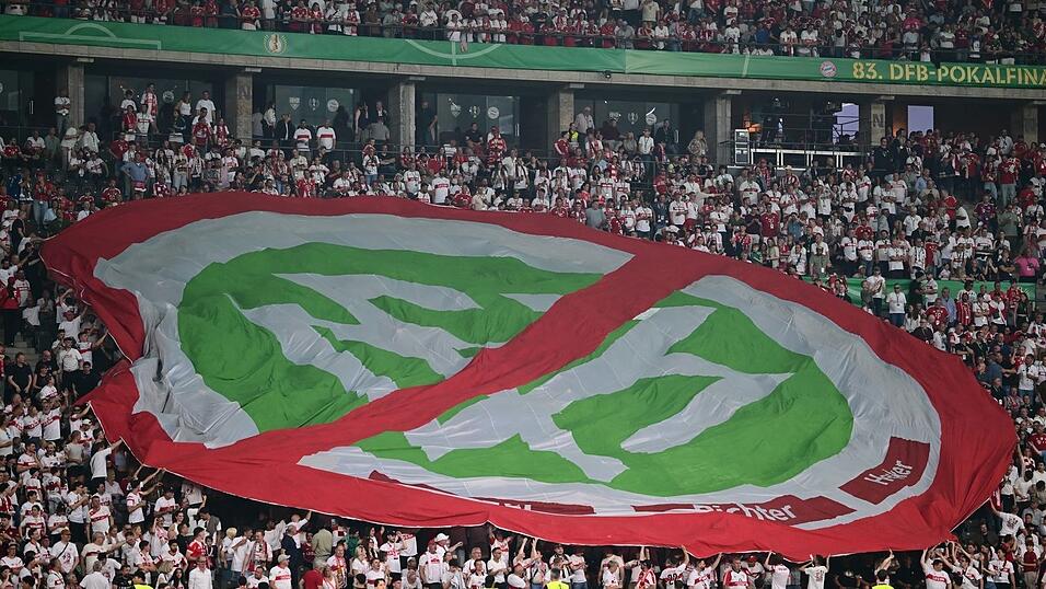 Fans protestieren beim Pokalfinale gegen den DFB. Fans protestieren beim Pokalfinale gegen den DFB.