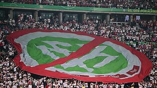 Fans protestieren beim Pokalfinale gegen den DFB. Fans protestieren beim Pokalfinale gegen den DFB.