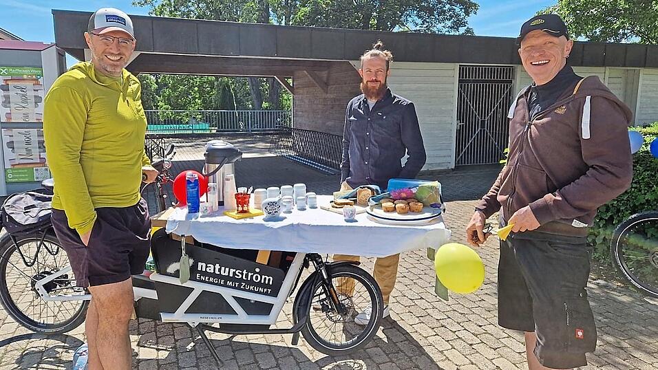 Daniel Trojer war mit seinem Lastenrad als fliegender Händler an der Schule stationiert und versorgte die Flohmarktbesucher mit Kaffee und Kuchen. Daniel Trojer war mit seinem Lastenrad als fliegender Händler an der Schule stationiert und versorgte die Flohmarktbesucher mit Kaffee und Kuchen.