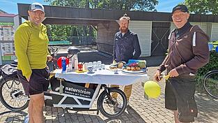 Daniel Trojer war mit seinem Lastenrad als fliegender Händler an der Schule stationiert und versorgte die Flohmarktbesucher mit Kaffee und Kuchen. Daniel Trojer war mit seinem Lastenrad als fliegender Händler an der Schule stationiert und versorgte die Flohmarktbesucher mit Kaffee und Kuchen.