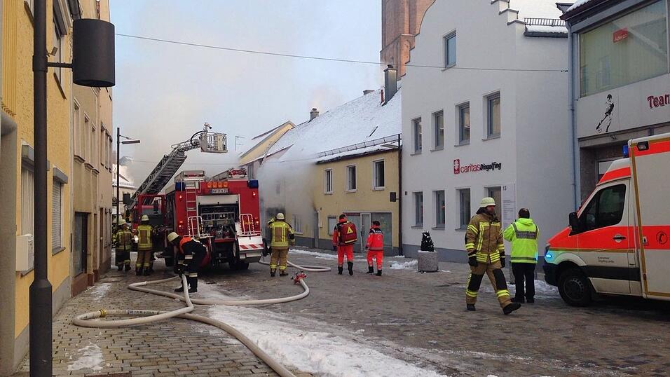 Bei einem Brand in einem Einfamilienhaus in Dingolfing sind am Montagmorgen f&uuml;nf Personen verletzt worden.