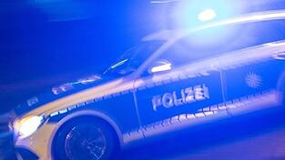 Tumultartige Szenen sollen sich am Sonntag vor einem Auswärtsspiel des EV Landshuts in Ravensburg abgespielt haben. Wie das Portal 'Eishockey News' berichtet, sollen einige Stunden vor Spielbeginn rivalisierende Gruppen von Eishockeyfans aufeinander lsogegangen sein (Symbolbild). Tumultartige Szenen sollen sich am Sonntag vor einem Auswärtsspiel des EV Landshuts in Ravensburg abgespielt haben. Wie das Portal 'Eishockey News' berichtet, sollen einige Stunden vor Spielbeginn rivalisierende Gruppen von Eishockeyfans aufeinander lsogegangen sein (Symbolbild).