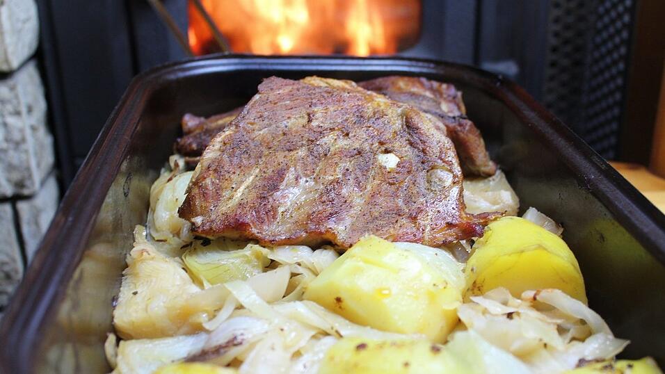 Ripperl auf Kraut und Kartoffeln. Kinderleicht wie aus Omas Zeiten. Das Rezept dafür stellt Anja Auer, die 'Frau am Grill' aus Moosburg vor. Ripperl auf Kraut und Kartoffeln. Kinderleicht wie aus Omas Zeiten. Das Rezept dafür stellt Anja Auer, die 'Frau am Grill' aus Moosburg vor.