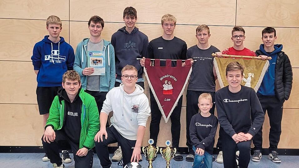 Mit einem 3. Platz und dem Fairness-Pokal im Gepäck machten sich die jungen Kicker wieder auf den Heimweg. Mit einem 3. Platz und dem Fairness-Pokal im Gepäck machten sich die jungen Kicker wieder auf den Heimweg.