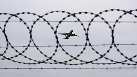 Noch immer kommen viele Menschen über andere EU-Staaten nach Deutschland, obwohl diese nach den EU-Regeln zuständig wären. Noch immer kommen viele Menschen über andere EU-Staaten nach Deutschland, obwohl diese nach den EU-Regeln zuständig wären.