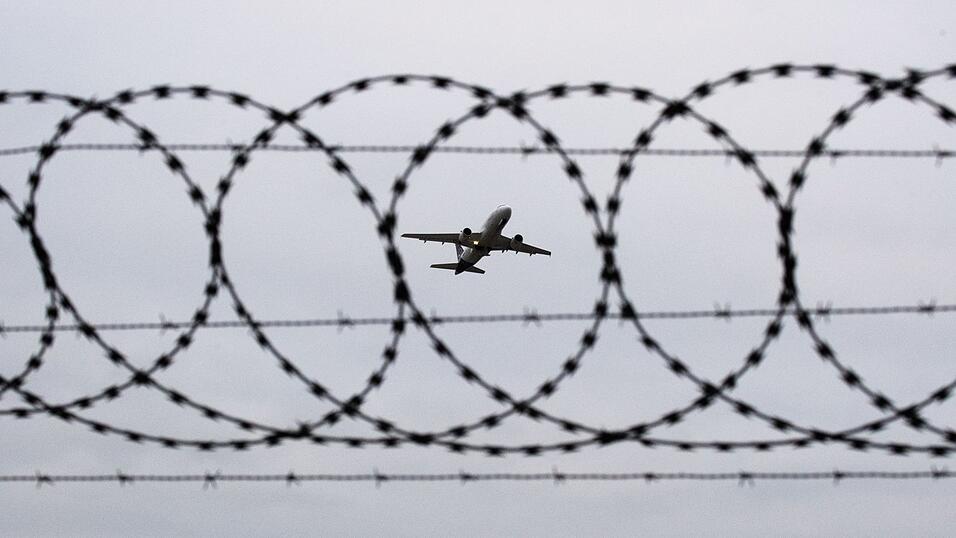 Noch immer kommen viele Menschen über andere EU-Staaten nach Deutschland, obwohl diese nach den EU-Regeln zuständig wären. Noch immer kommen viele Menschen über andere EU-Staaten nach Deutschland, obwohl diese nach den EU-Regeln zuständig wären.