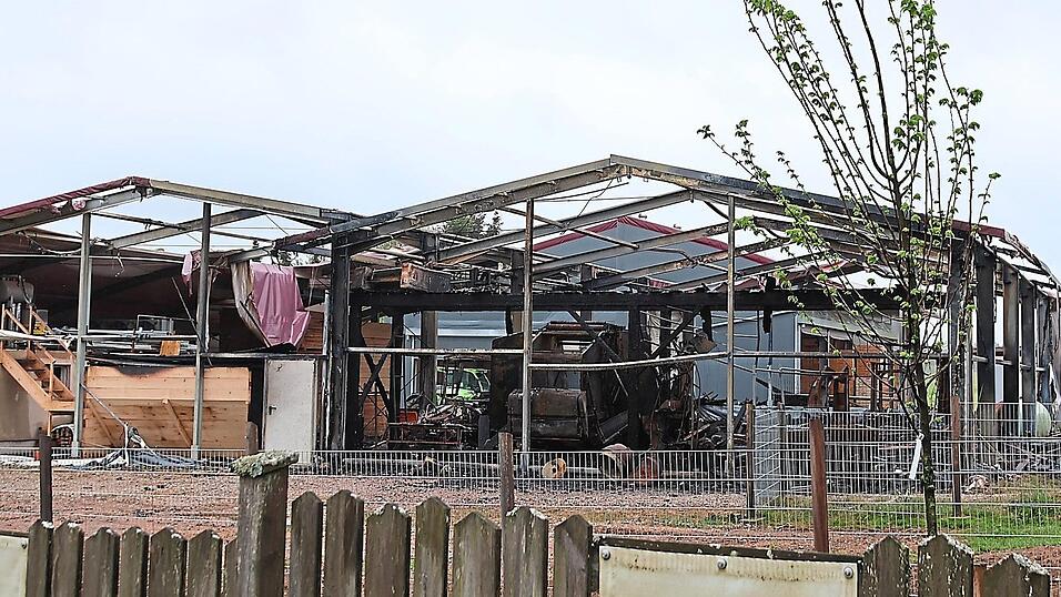 Sachschaden im siebenstelligen Eurobereich entstand beim Brand eines holzverarbeitenden Betriebes in Michelsneukirchen. Auch am Tag danach beschäftigt der Einsatz die Feuerwehren. Sachschaden im siebenstelligen Eurobereich entstand beim Brand eines holzverarbeitenden Betriebes in Michelsneukirchen. Auch am Tag danach beschäftigt der Einsatz die Feuerwehren.