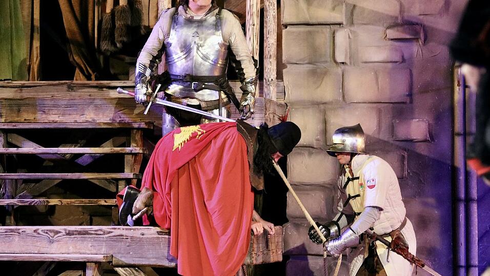 Eindr&uuml;cke von der Gruppe 'blau', die am Freitagabend die Drachenstich-Premiere gespielt hat.