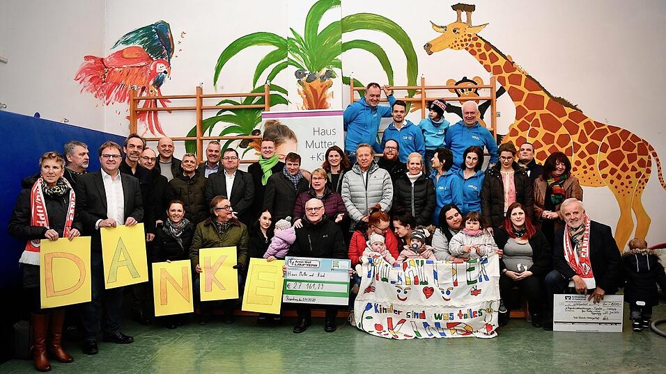 Armin Wolf konnte mit seinem Team eine stolze Spendensumme aus dem Regensburger Weihnachtssingen &uuml;bergeben.