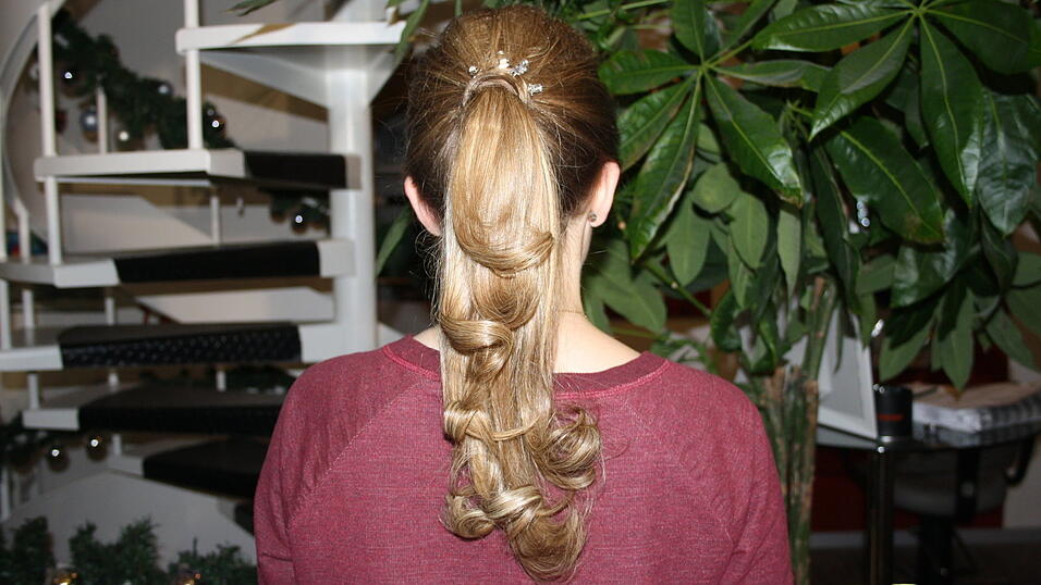Das brauchst du:Stielkamm, Haargummi, Haarnadeln, Glätteisen, Haarwachs(Fotos: Julia Gabauer)'Pferdeschwanz liegt im Trend, das tragen fast alle Models', weiß Friseurin Sabine Hofmann. 'Aber nicht streng wie in der Schule, sondern eine aufgepeppte Version.' Das brauchst du:Stielkamm, Haargummi, Haarnadeln, Glätteisen, Haarwachs(Fotos: Julia Gabauer)'Pferdeschwanz liegt im Trend, das tragen fast alle Models', weiß Friseurin Sabine Hofmann. 'Aber nicht streng wie in der Schule, sondern eine aufgepeppte Version.'