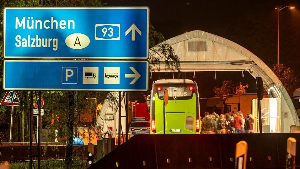 An der deutsch-österreichischen Landgrenze wird seit Herbst 2025 kontrolliert. Dauerhafte stationäre Grenzkontrollen sind im Schengen-Raum eigentlich nicht vorgesehen. Daher müssen sie spätestens nach sechs Monaten erneut bei der EU-Kommission notifiziert und begründet werden.