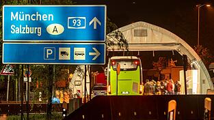 An der deutsch-österreichischen Landgrenze wird seit Herbst 2025 kontrolliert. Dauerhafte stationäre Grenzkontrollen sind im Schengen-Raum eigentlich nicht vorgesehen. Daher müssen sie spätestens nach sechs Monaten erneut bei der EU-Kommission notifiziert und begründet werden.