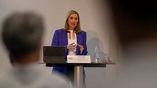 Kultusministerin Anna Stolz sagt, das Kreuz stehe für «Menschenwürde, Toleranz und Nächstenliebe».