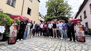 Vertreter der verschiedenen Regensburger Vereine zusammen mit Georg Schneider und Till Hedrich beim Gruppenfoto. Vertreter der verschiedenen Regensburger Vereine zusammen mit Georg Schneider und Till Hedrich beim Gruppenfoto.