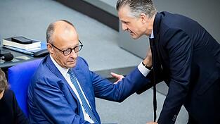 Fraktionschef Frei (r.) steht weiter hinter Merz (l.). (Archivbild) Fraktionschef Frei (r.) steht weiter hinter Merz (l.). (Archivbild)