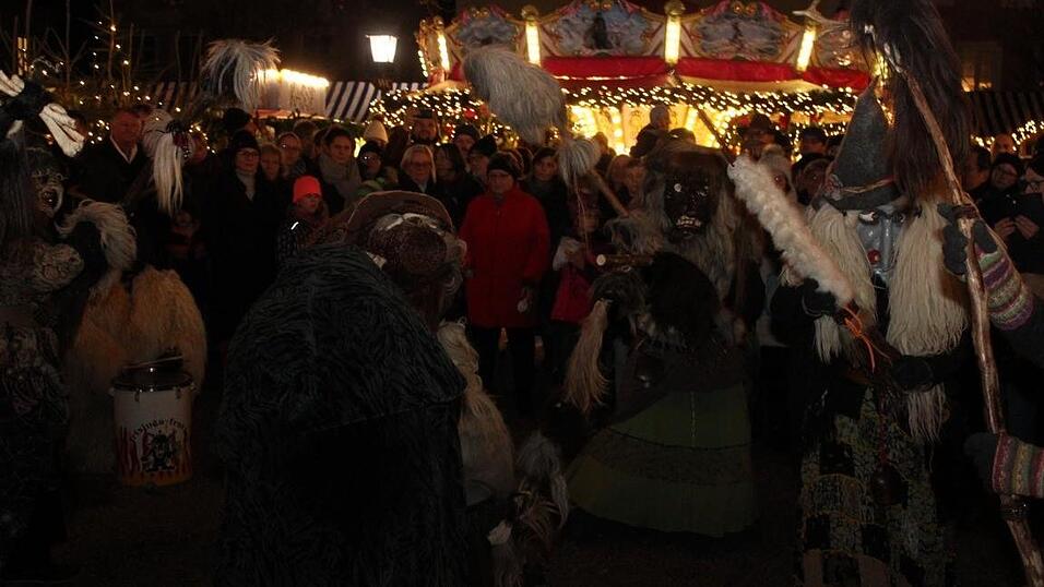 Die Perchtengruppe 'Frisinger Fratz'n' trat am Mittwochabend auf dem Landshuter Christkindlmarkt auf. Die Perchtengruppe 'Frisinger Fratz'n' trat am Mittwochabend auf dem Landshuter Christkindlmarkt auf.