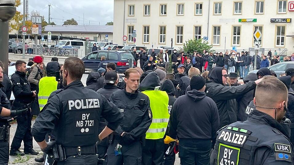 Am 28. September findet in Landshut der sechste CSD statt, zu dem bisher laut Polizeiangaben rund 50 rechtsextreme Gegendemonstranten erschienen sind. Über 200 Polizeibeamte sind vor Ort, um für Sicherheit zu sorgen.