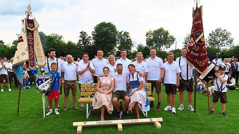 Die Verantwortlichen beider Vereine: Carolin Niebauer, SV-Vorsitzender Christopher Dirrigl und Festmutter Petra Schmalhofer (vorne von links), TV-Fahnenjunker Christoph Auburger mit Taferlbub Luis Zimmer, Daniel Bischoff, Josef Auburger, Michael Schmalhofer, Stefanie Heitzer, Ludwig Huber, Michael Jogsch, Jürgen Eberl, Manuel Bachmeier, SV-Fahnenjunker Dieter Haustein mit Taferlbub Maxi Haustein (hinten von links).