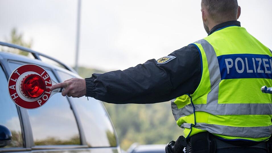 Die Bundespolizei hielt mehrere Fahrzeuge an. (Symbolbild) Die Bundespolizei hielt mehrere Fahrzeuge an. (Symbolbild)