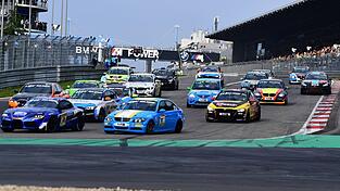 Auf dem N&uuml;rburgring gab es nach dem Start einen schweren Unfall mit mehreren Autos.