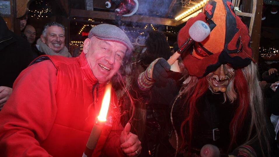 Die Perchtengruppe 'Frisinger Fratz'n' trat am Mittwochabend auf dem Landshuter Christkindlmarkt auf. Die Perchtengruppe 'Frisinger Fratz'n' trat am Mittwochabend auf dem Landshuter Christkindlmarkt auf.