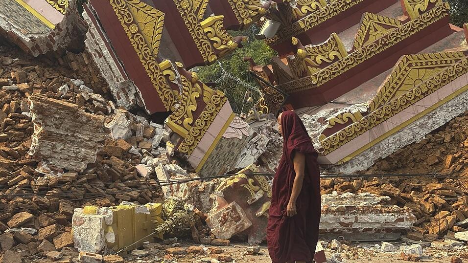 Ein buddhistischer Mönch geht in der Nähe einer eingestürzten Pagode nach einem Erdbeben in Mandalay.