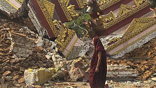 Ein buddhistischer Mönch geht in der Nähe einer eingestürzten Pagode nach einem Erdbeben in Mandalay.