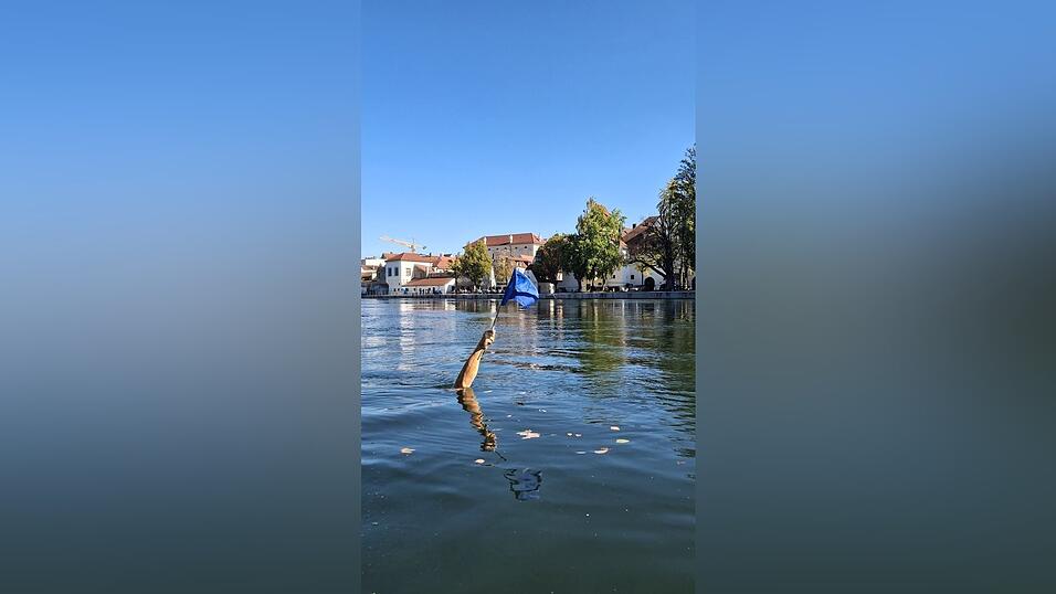 Die Installation zeigt eine Hand, die lebensecht die europ&auml;ische Fahne schwenkt. Sie ist in Landshut noch bis 3. November zu sehen.