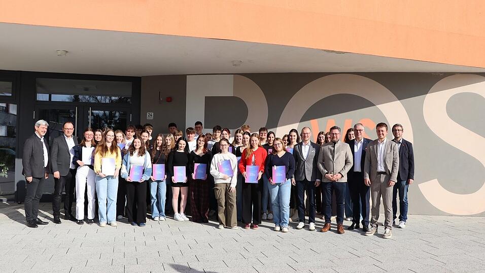 Die Weltenbummler berichteten den anwesenden Ehreng&auml;sten Sandro Bauer, stellvertretender Landrat (Erster von links), B&uuml;rgermeister Martin Stoiber (Zweiter von links), den Landtagsabgeordneten Dr. Gerhard Hopp (Vierter von rechts) und Julian Preidl (Zweiter von rechts) und Schulleiter Joachim Raab (F&uuml;nfter von rechts) &uuml;ber ihre Erfahrungen im Ausland.