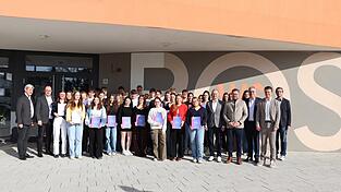 Die Weltenbummler berichteten den anwesenden Ehreng&auml;sten Sandro Bauer, stellvertretender Landrat (Erster von links), B&uuml;rgermeister Martin Stoiber (Zweiter von links), den Landtagsabgeordneten Dr. Gerhard Hopp (Vierter von rechts) und Julian Preidl (Zweiter von rechts) und Schulleiter Joachim Raab (F&uuml;nfter von rechts) &uuml;ber ihre Erfahrungen im Ausland.