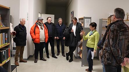 Die Chamer Bibliotheksleiterin Evelyn Fellner führt einige Stadträte und Bürgermeister Martin Stoiber durch ihr Reich aus Regalreihen. Die Chamer Bibliotheksleiterin Evelyn Fellner führt einige Stadträte und Bürgermeister Martin Stoiber durch ihr Reich aus Regalreihen.