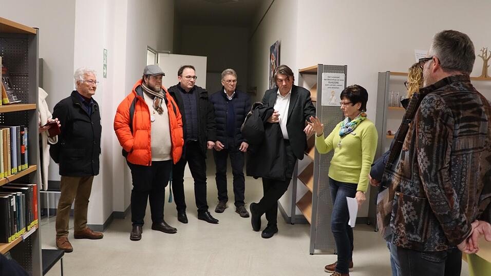 Die Chamer Bibliotheksleiterin Evelyn Fellner führt einige Stadträte und Bürgermeister Martin Stoiber durch ihr Reich aus Regalreihen. Die Chamer Bibliotheksleiterin Evelyn Fellner führt einige Stadträte und Bürgermeister Martin Stoiber durch ihr Reich aus Regalreihen.