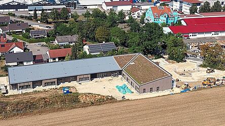 Das neue Haus f&uuml;r Kinder Schierling S&uuml;d ist im kurzen Dachschenkel mit einem Gr&uuml;ndach ausgestattet, w&auml;hrend auf dem langen Dachschenkel eine PV-Anlage installiert wird. Der lange Geb&auml;udeteil beherbergt drei Kindergartengruppen und der kurze Teil zwei Kinderkrippengruppen.