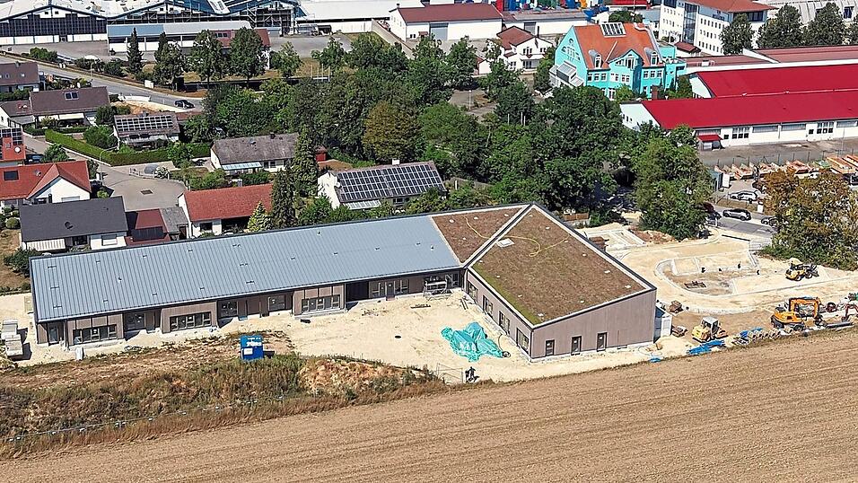 Das neue Haus für Kinder Schierling Süd ist im kurzen Dachschenkel mit einem Gründach ausgestattet, während auf dem langen Dachschenkel eine PV-Anlage installiert wird. Der lange Gebäudeteil beherbergt drei Kindergartengruppen und der kurze Teil zwei Kinderkrippengruppen. Das neue Haus für Kinder Schierling Süd ist im kurzen Dachschenkel mit einem Gründach ausgestattet, während auf dem langen Dachschenkel eine PV-Anlage installiert wird. Der lange Gebäudeteil beherbergt drei Kindergartengruppen und der kurze Teil zwei Kinderkrippengruppen.