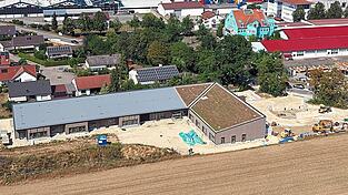 Das neue Haus für Kinder Schierling Süd ist im kurzen Dachschenkel mit einem Gründach ausgestattet, während auf dem langen Dachschenkel eine PV-Anlage installiert wird. Der lange Gebäudeteil beherbergt drei Kindergartengruppen und der kurze Teil zwei Kinderkrippengruppen. Das neue Haus für Kinder Schierling Süd ist im kurzen Dachschenkel mit einem Gründach ausgestattet, während auf dem langen Dachschenkel eine PV-Anlage installiert wird. Der lange Gebäudeteil beherbergt drei Kindergartengruppen und der kurze Teil zwei Kinderkrippengruppen.