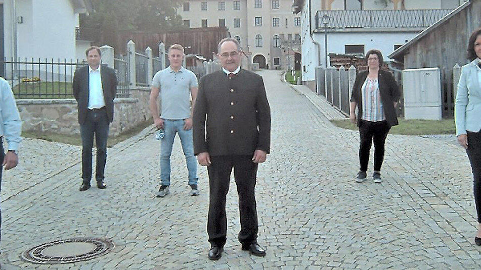 Erste Reihe, von links: 2. Bürgermeister Roland Keck, Bürgermeister Ludwig Ettl, 3. Bürgermeisterin Michaela Schub-Höglmeier; in der zweiten Reihe die weiteren neuen Mitglieder des Gemeinderates Matthias Piendl, Florian Peintinger, Sebastian Prasch, Barbara Herrnberger und Christian Wagner. Erste Reihe, von links: 2. Bürgermeister Roland Keck, Bürgermeister Ludwig Ettl, 3. Bürgermeisterin Michaela Schub-Höglmeier; in der zweiten Reihe die weiteren neuen Mitglieder des Gemeinderates Matthias Piendl, Florian Peintinger, Sebastian Prasch, Barbara Herrnberger und Christian Wagner.