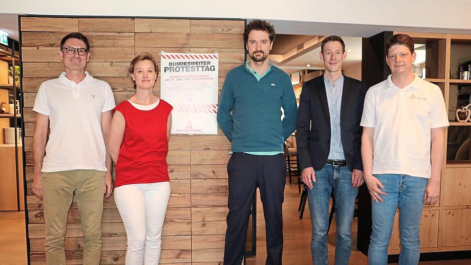 Zeigen Geschlossenheit: Die Bad Kötztinger Pharmazeuten Martin Brandl und Stefanie Henke, Christoph Schweiger aus Miltach, Dominic Kram aus Neukirchen b. Hl. Blut und Andreas Schreiner aus Lam (v.l.). Sie werden ihre Apotheken am Mittwoch nicht öffnen. Zeigen Geschlossenheit: Die Bad Kötztinger Pharmazeuten Martin Brandl und Stefanie Henke, Christoph Schweiger aus Miltach, Dominic Kram aus Neukirchen b. Hl. Blut und Andreas Schreiner aus Lam (v.l.). Sie werden ihre Apotheken am Mittwoch nicht öffnen.
