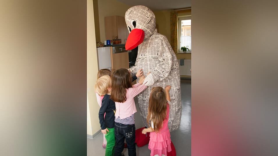 20 Kindergartenkinder des Städtischen Kindergartens in Sossau testen Anfang Januar für drei Wochen ein besonderes Projekt der Mediengruppe Straubinger Tagblatt//Landshuter Zeitung. Nach dem Zeitungsprojekt in Schulen starten die Redakteure der Jugend- und Schulredaktion das Pilotprojekt 'Zeitung im Kindergarten'. Besonderes Highlight: Zeitungsmaskottchen Paula Print. 20 Kindergartenkinder des Städtischen Kindergartens in Sossau testen Anfang Januar für drei Wochen ein besonderes Projekt der Mediengruppe Straubinger Tagblatt//Landshuter Zeitung. Nach dem Zeitungsprojekt in Schulen starten die Redakteure der Jugend- und Schulredaktion das Pilotprojekt 'Zeitung im Kindergarten'. Besonderes Highlight: Zeitungsmaskottchen Paula Print.