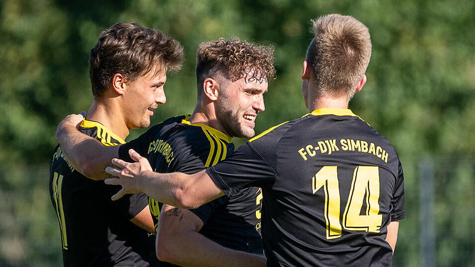 Tobias Lieb (Mitte) brachte den FC-DJK Simbach in Führung.
