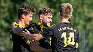 Tobias Lieb (Mitte) brachte den FC-DJK Simbach in Führung.