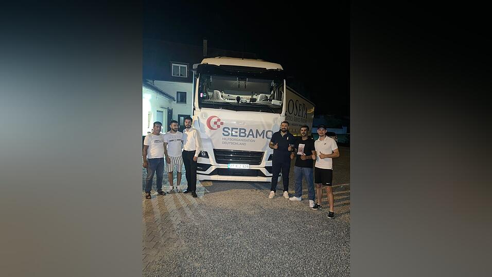 Sukan Simsek (3.v.r.) und seine Helfer schickten am Freitag erneut einen Hilfstransport in das türkische Erdbebengebiet Hatay. Sukan Simsek (3.v.r.) und seine Helfer schickten am Freitag erneut einen Hilfstransport in das türkische Erdbebengebiet Hatay.