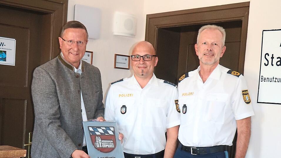 Stellvertretender Landrat Markus M&uuml;ller &uuml;berreichte an den kommissarischen Stationsleiter Stefan Iglhaut und Polizeipr&auml;sident Thomas Sch&ouml;niger (von links) ein Landkreiswappen.