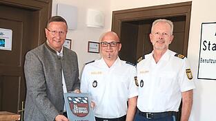 Stellvertretender Landrat Markus M&uuml;ller &uuml;berreichte an den kommissarischen Stationsleiter Stefan Iglhaut und Polizeipr&auml;sident Thomas Sch&ouml;niger (von links) ein Landkreiswappen.