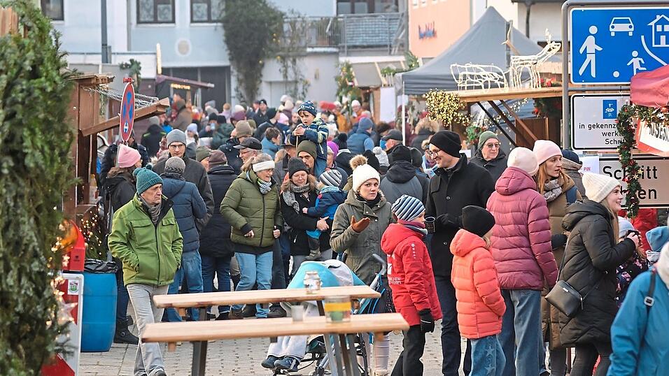 Trotz eisiger Temperaturen: Der Wörther Weihnachtsmarkt lockte auch am Sonntagnachmittag viele Besucher in die Innenstadt.