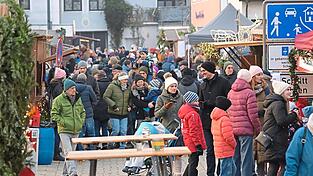 Trotz eisiger Temperaturen: Der Wörther Weihnachtsmarkt lockte auch am Sonntagnachmittag viele Besucher in die Innenstadt.
